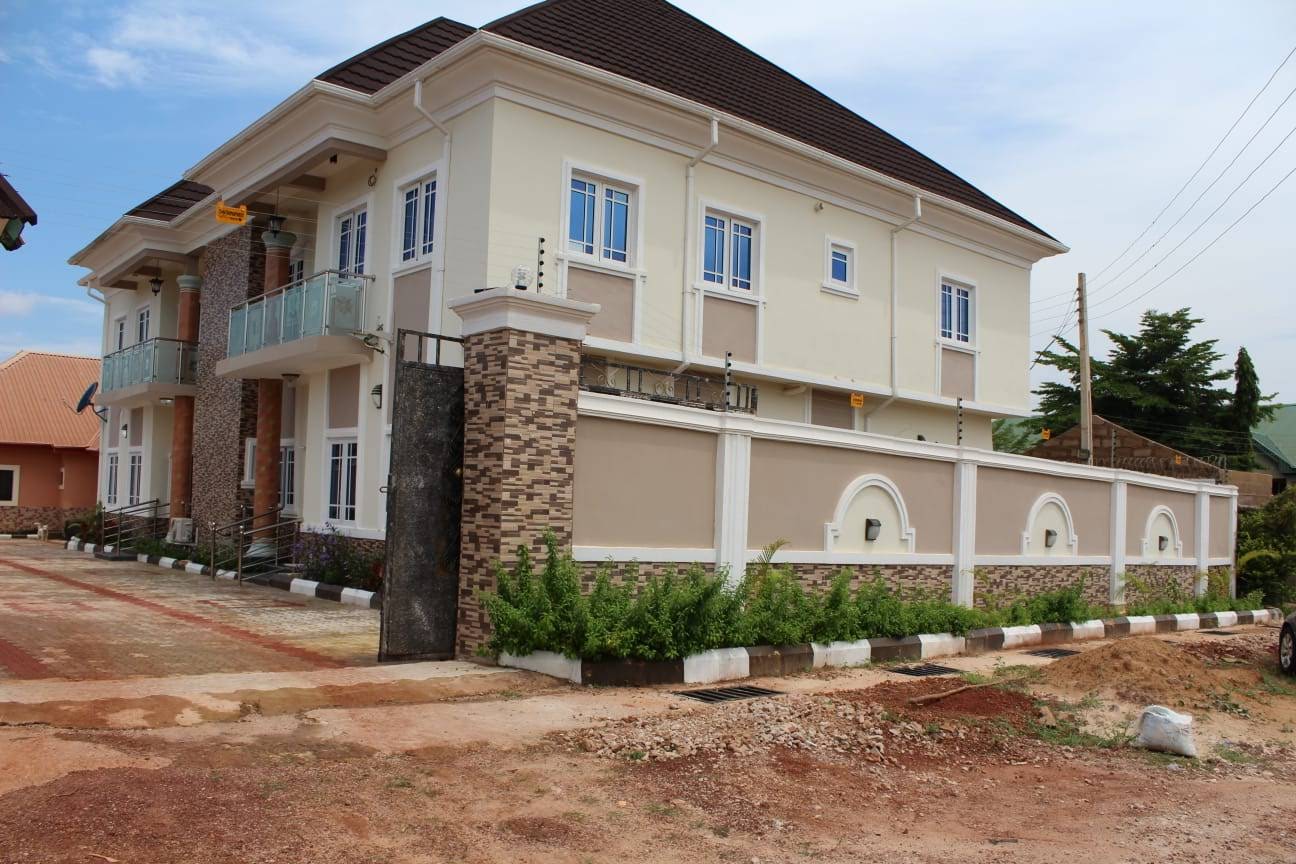 Cozy bungalow house with a front porch and garden in Enugu